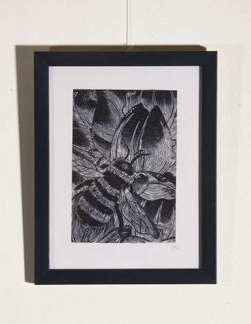 Bumble bee sitting on a flower